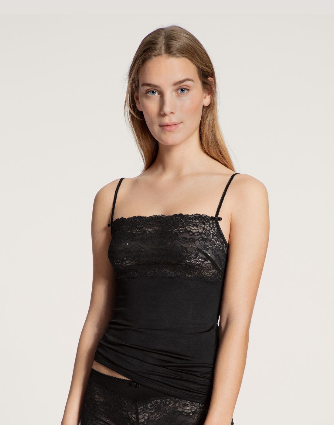 11531-svart singlet2 blond jente i svart singlet med blonder