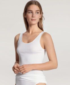 jente i hvit singlet fra calida