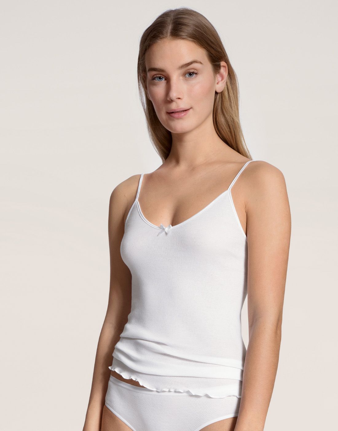 jente i hvit singlet fra calida