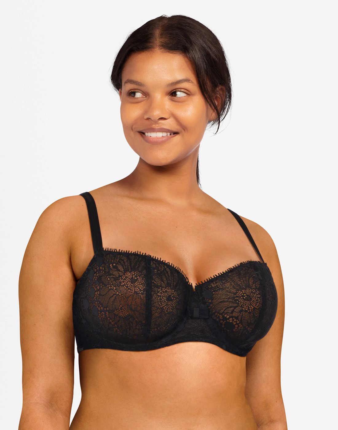 jente i svart uvattert full-cup BH fra Chantelle