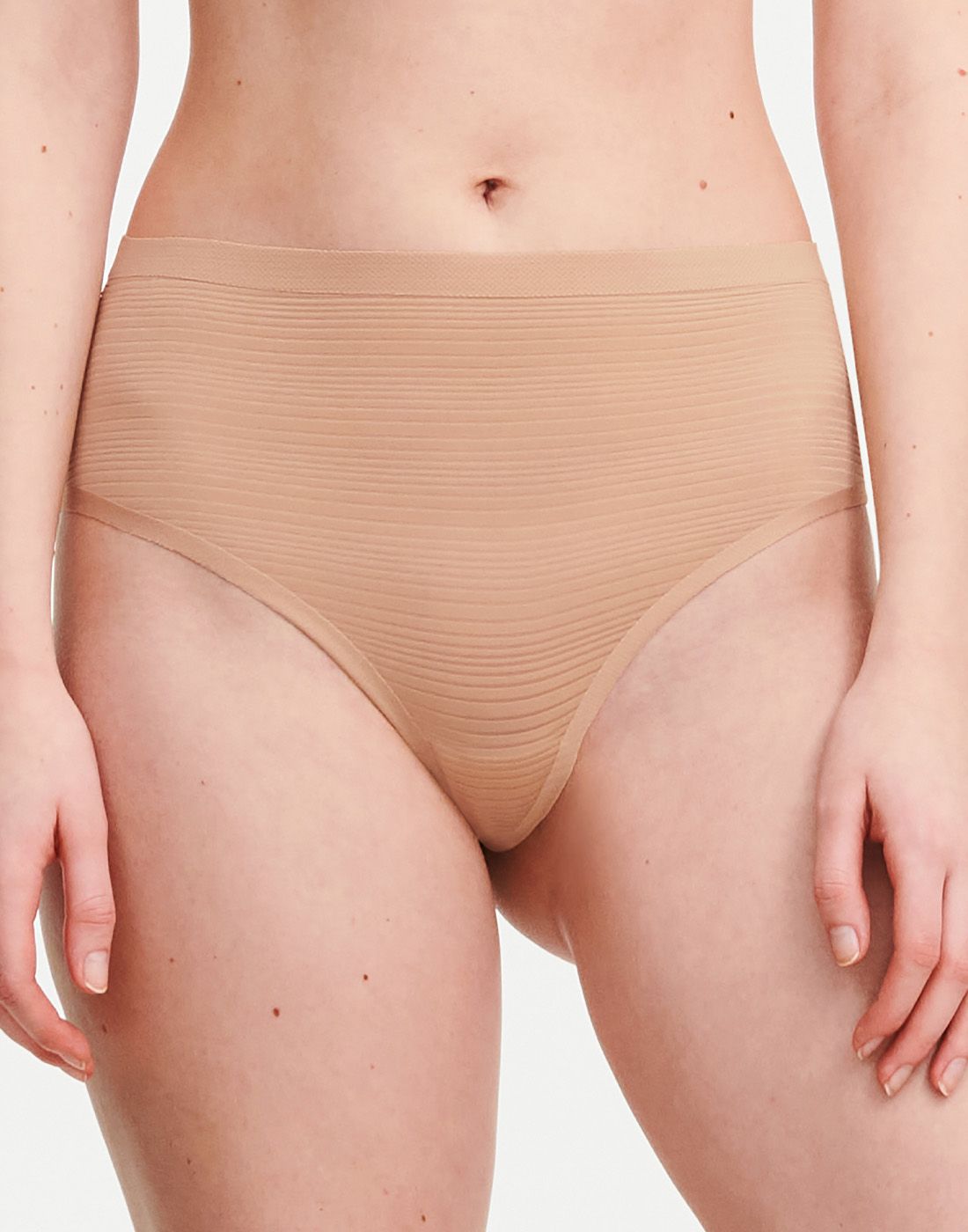 Jente med beige høy stringtruse fra Chantelle