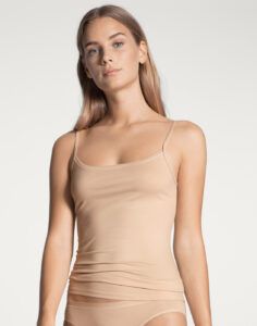 blond jente i beige singlet fra calida