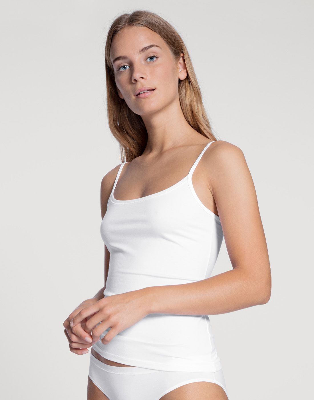Calida Natural Comfort Trøye hvit blond jente i hvit singlet fra calida