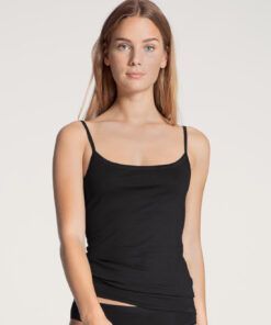 blond jente i svart singlet fra calida