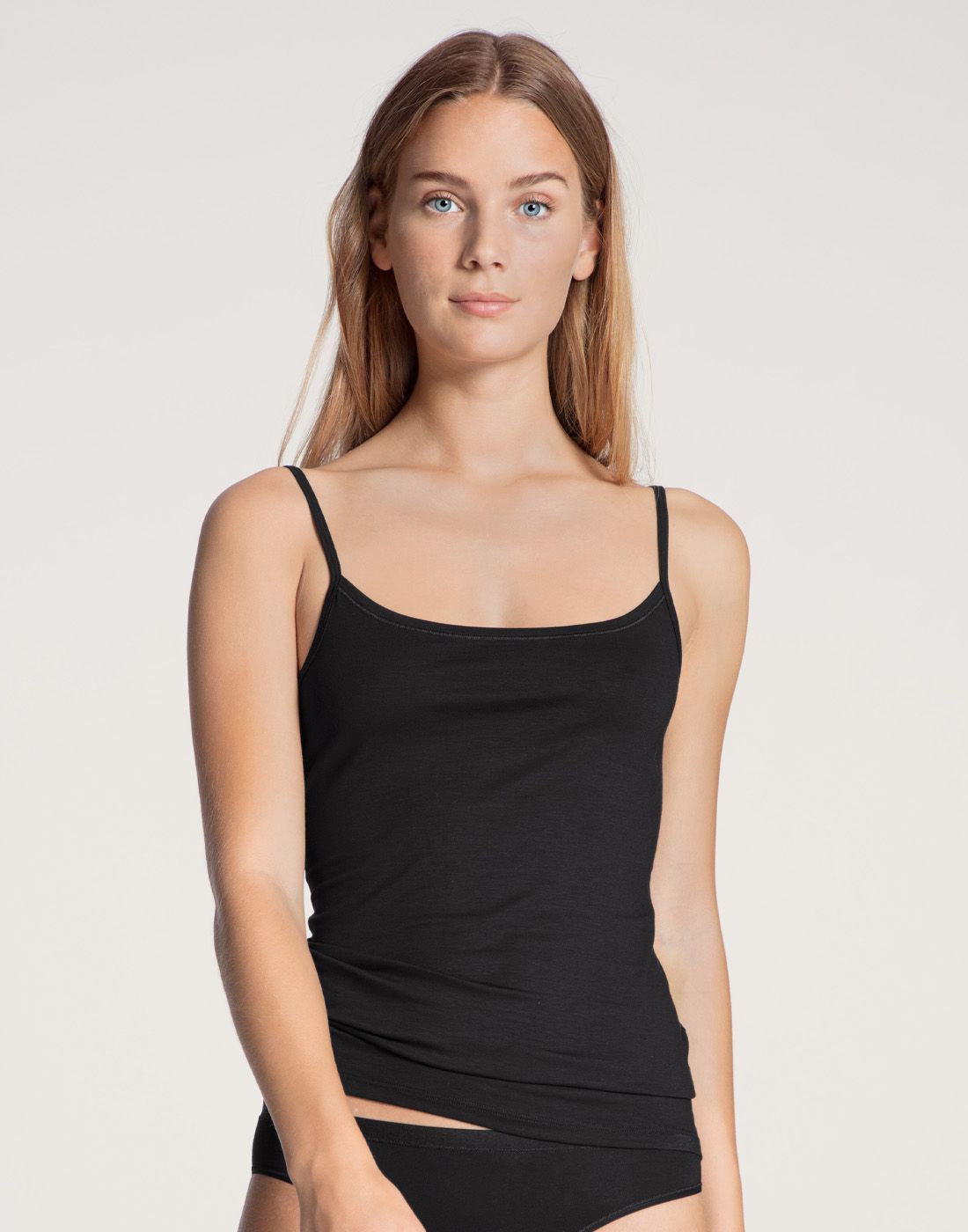 Calida Natural Comfort Trøye svart blond jente i svart singlet fra calida