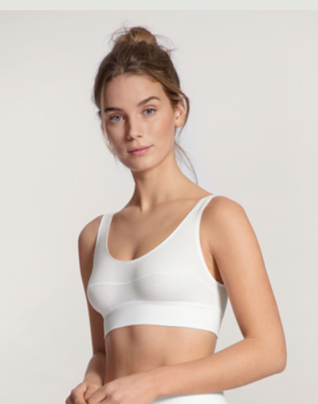 Calida elastic BH topp hvit2 blond jente i hvit BH topp uten padding og spile