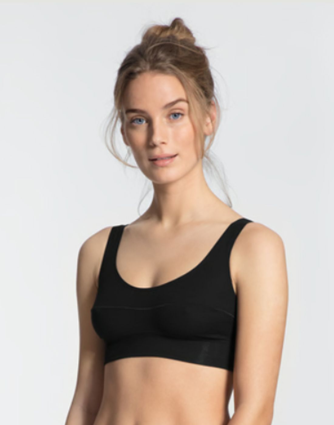 jente i svart BH topp i bomull