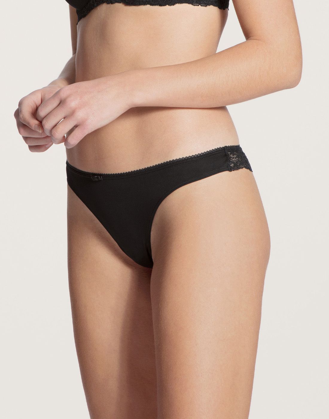 Calida string sensual secret jente i svart stringtruse med blonde