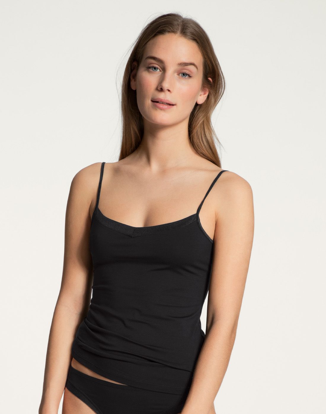 blond kvinne med svart singlet fra Calida