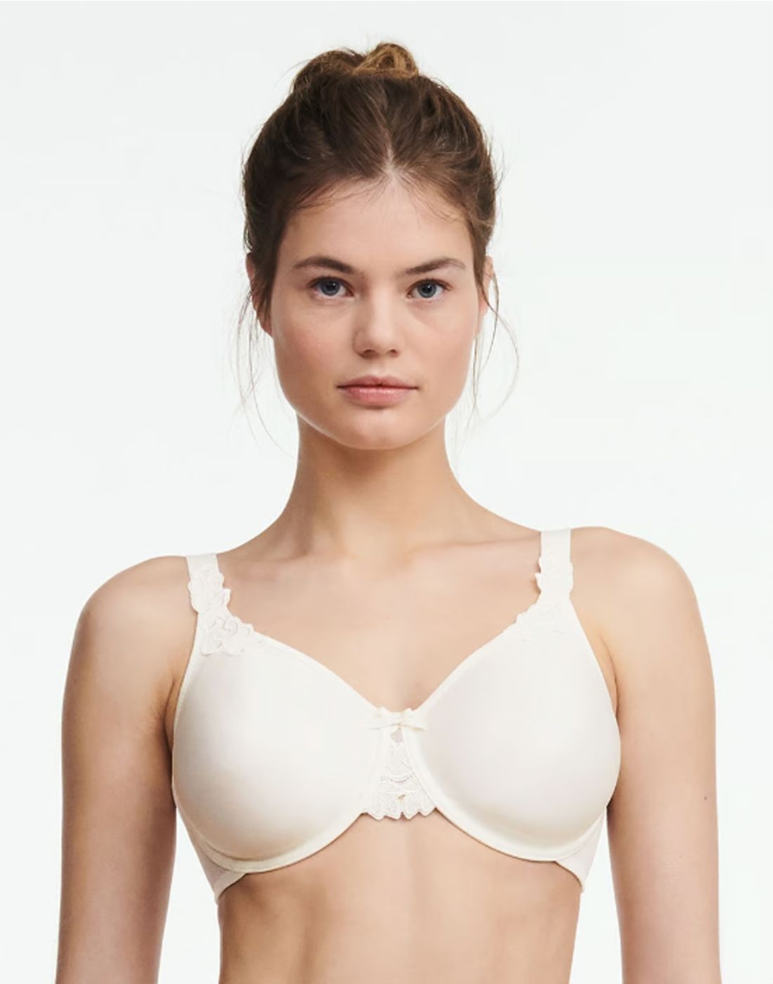 jente i off white full-cup BH fra chantelle