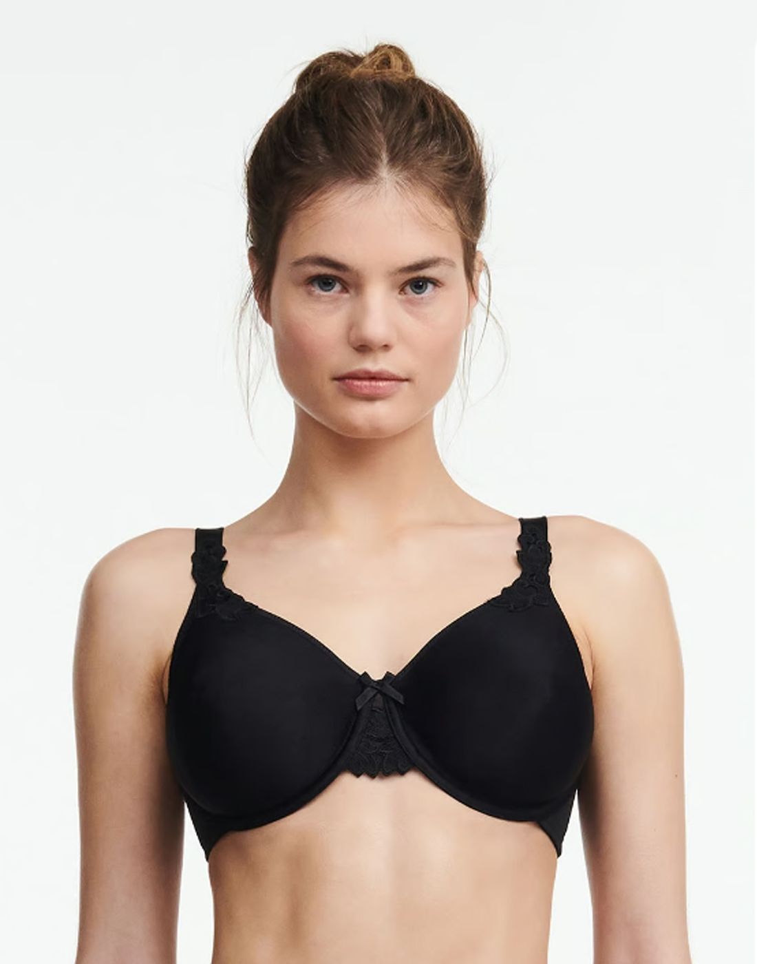 jente i svart full-cup BH fra chantelle