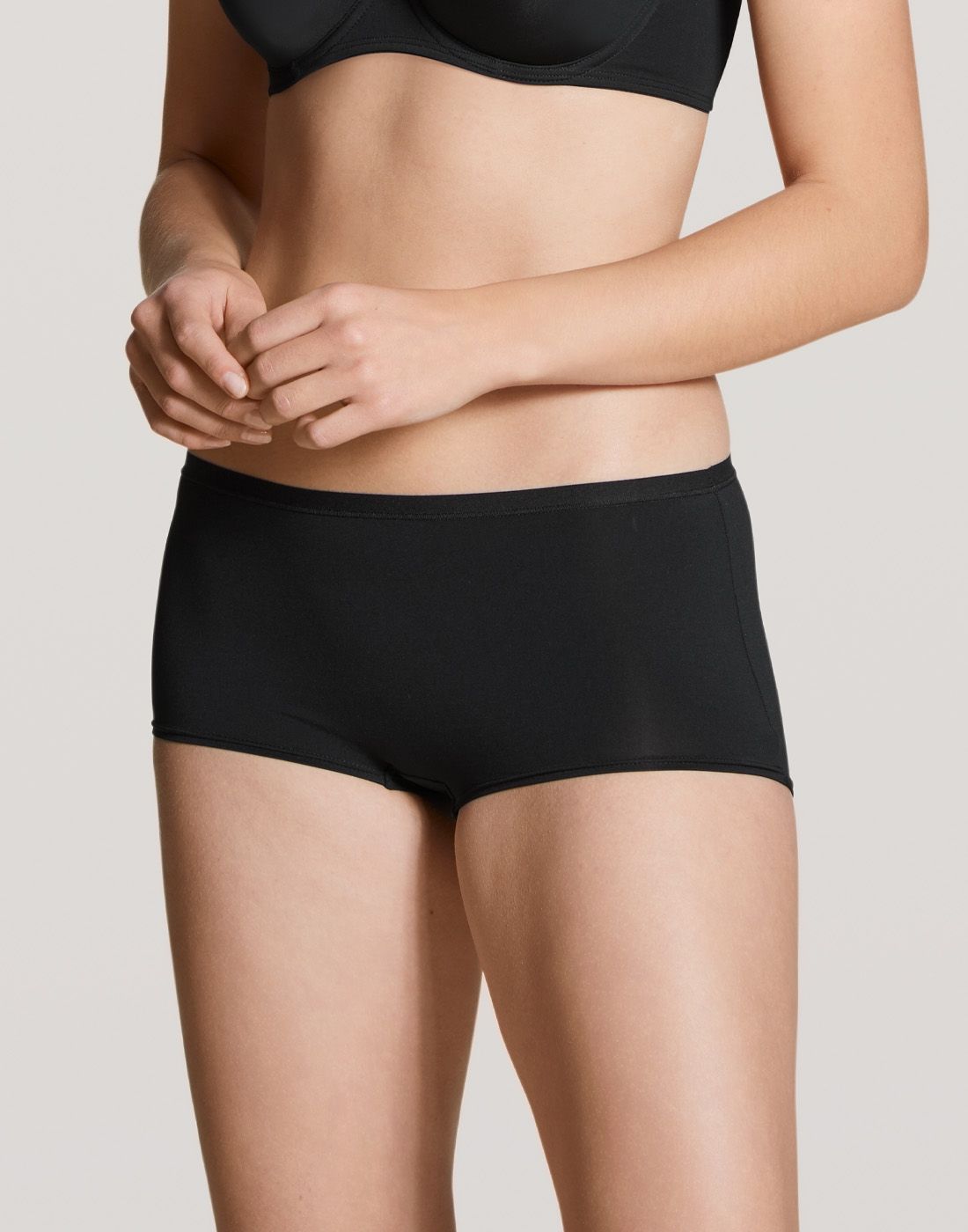 jente i svart bokser av bomull