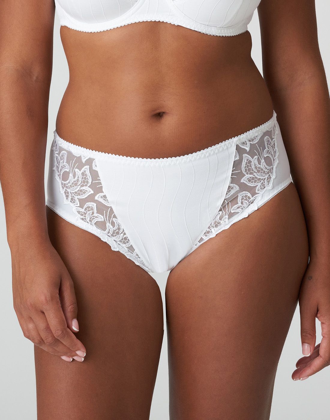 Høy truse deauville hvit kvinne i hvit blondetruse fra prima donna