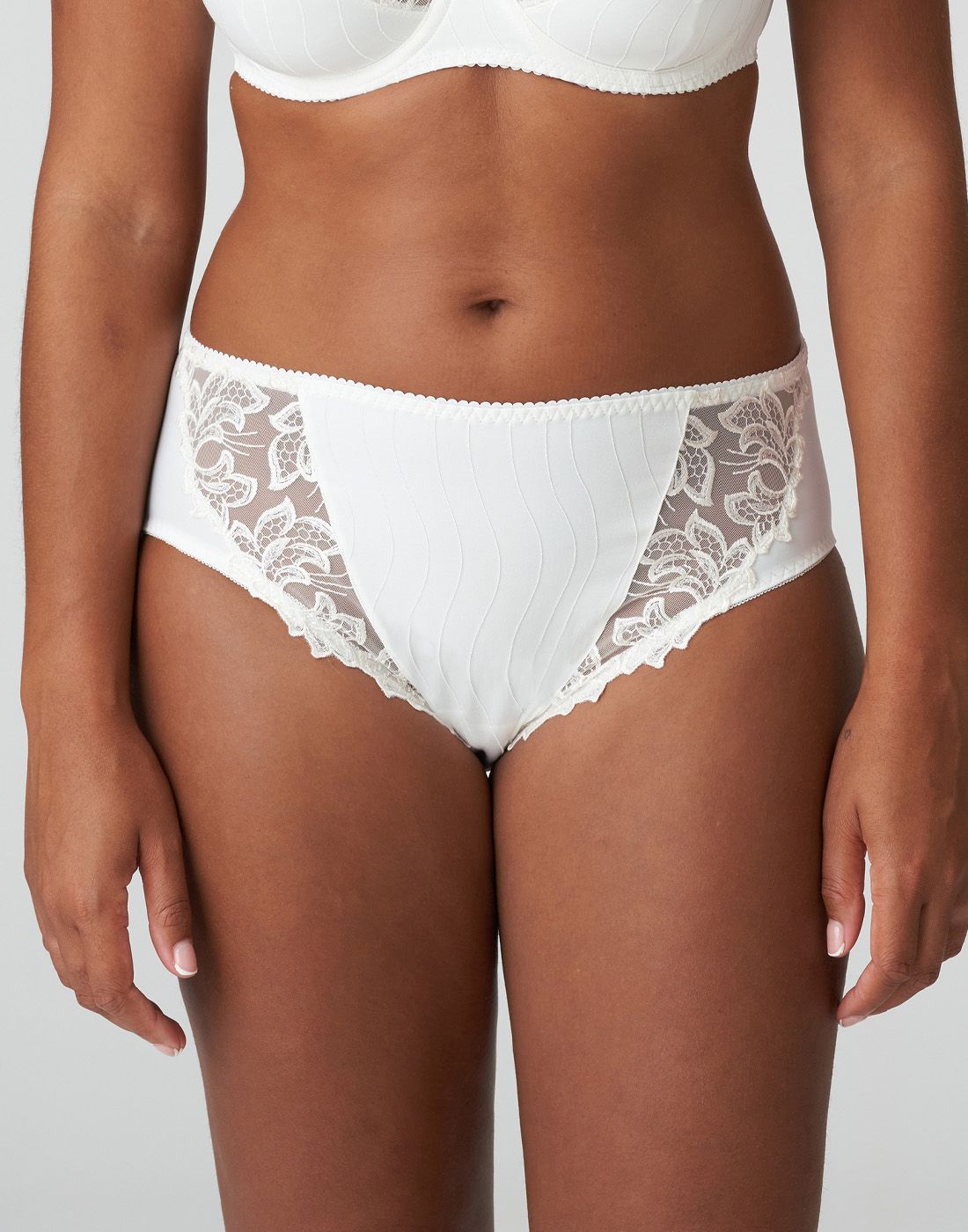 kvinne i off white high waist blonde truse