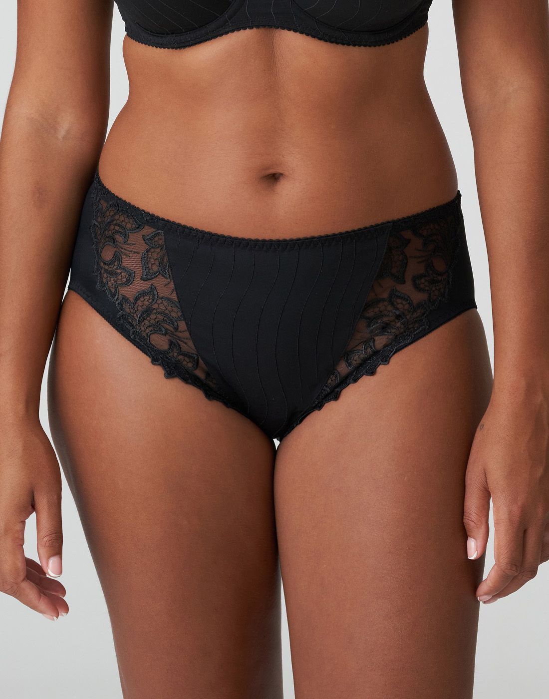 kvinne i svart truse med blonder