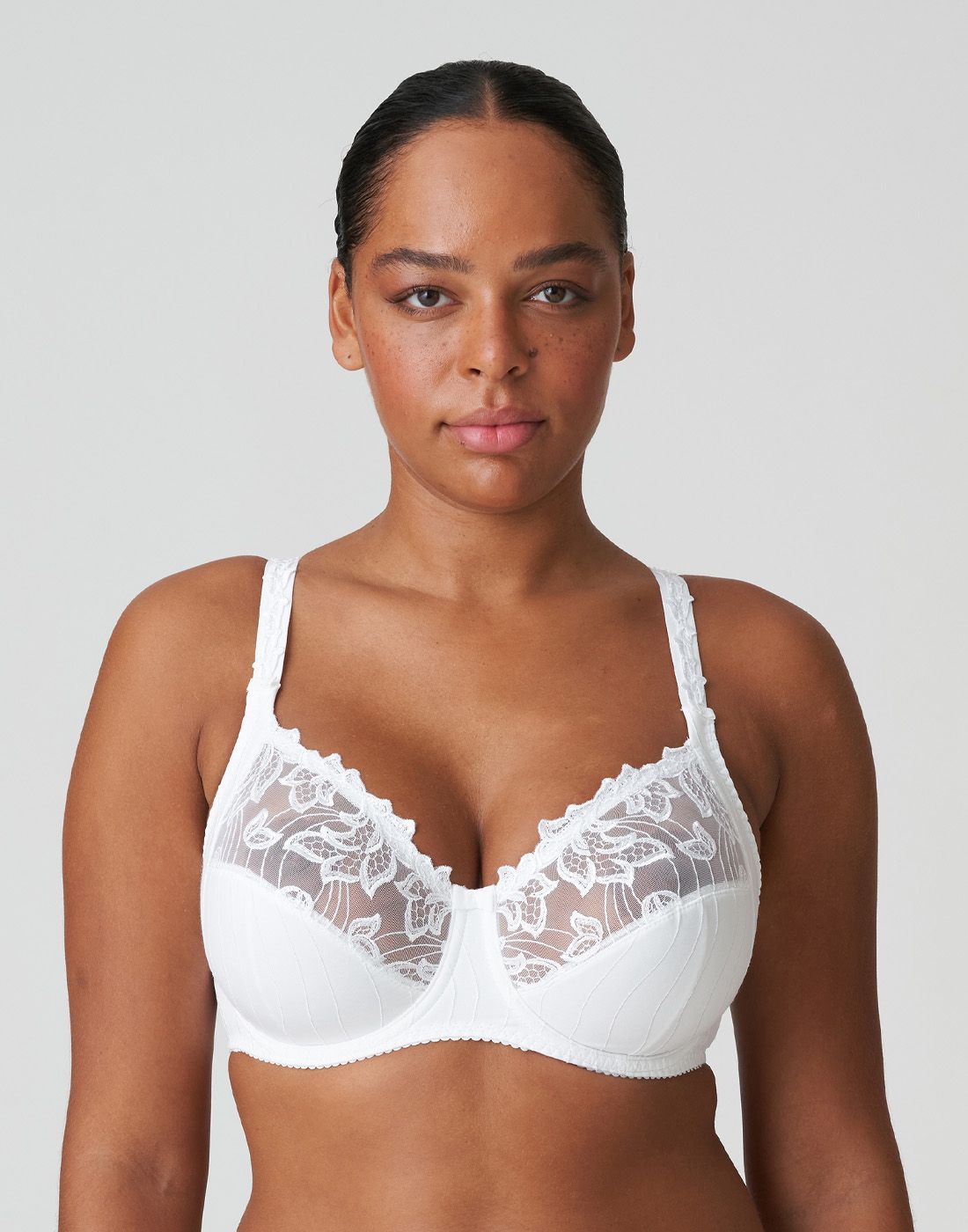 Hvit Deauville Prima Donna Kvinne med mørkt hår og hvit blonde-BH