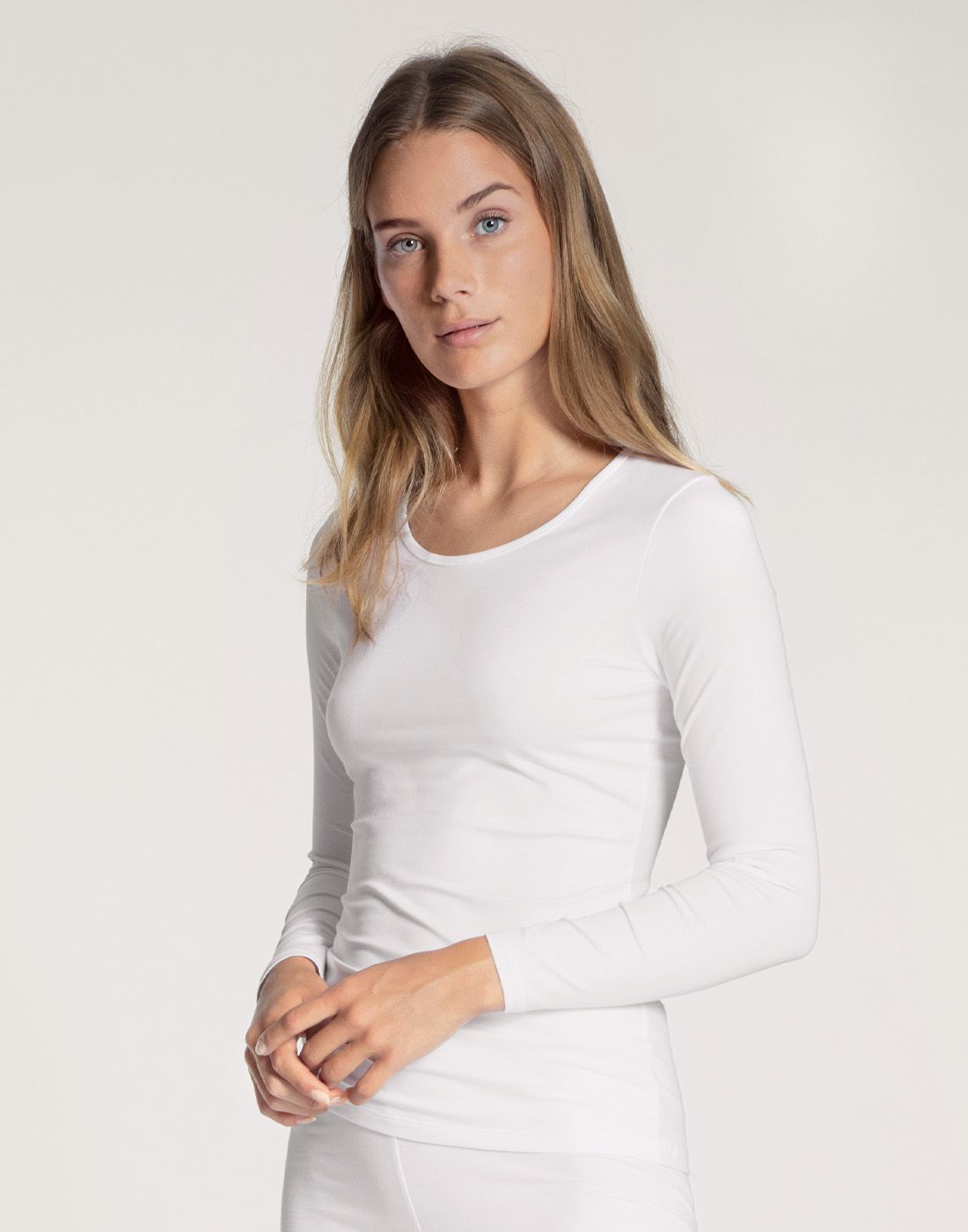 jente i hvit tynn langermet genser av bomull