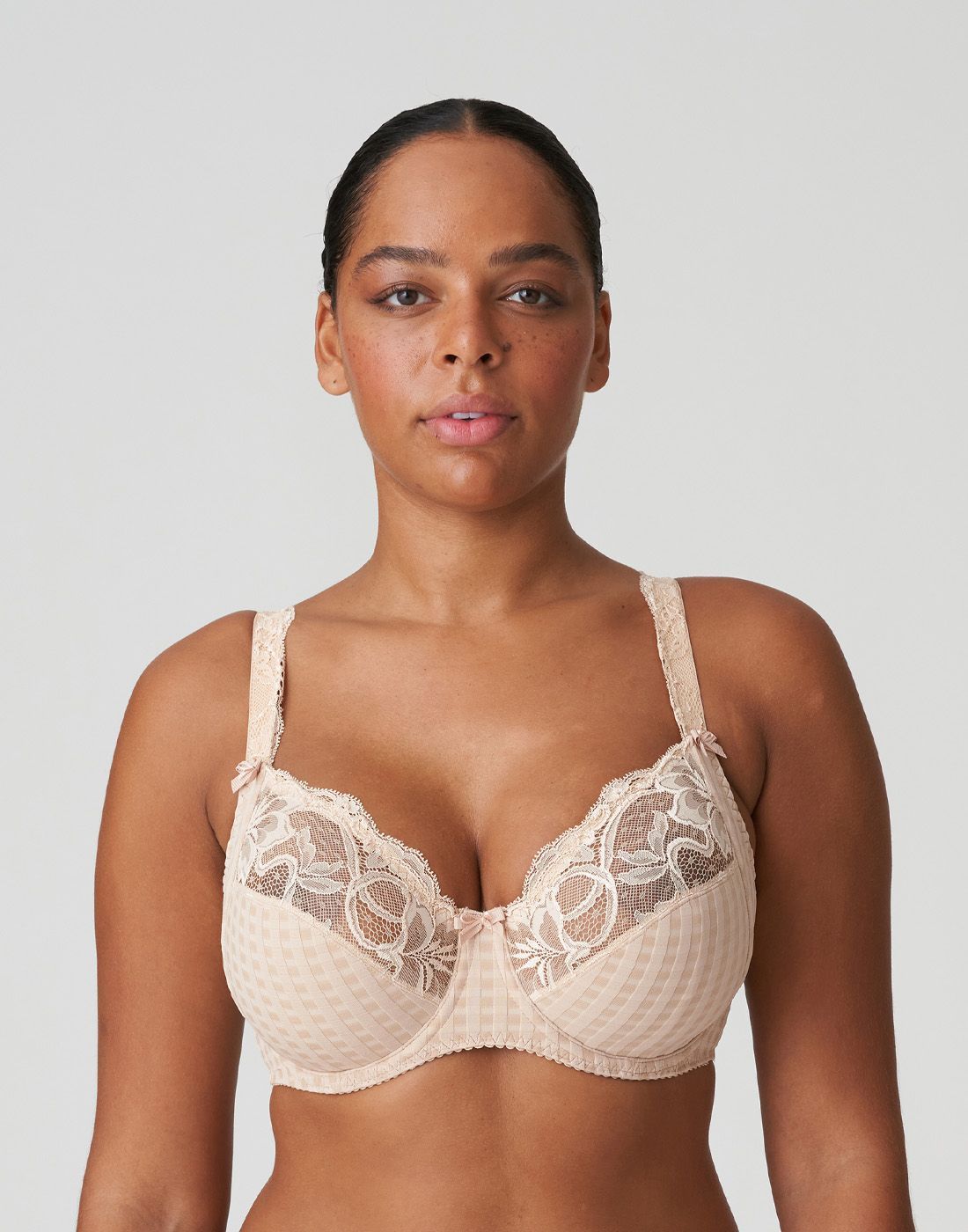 Madison Caffe Latte2 Mørk kvinne i beige BH med blonder