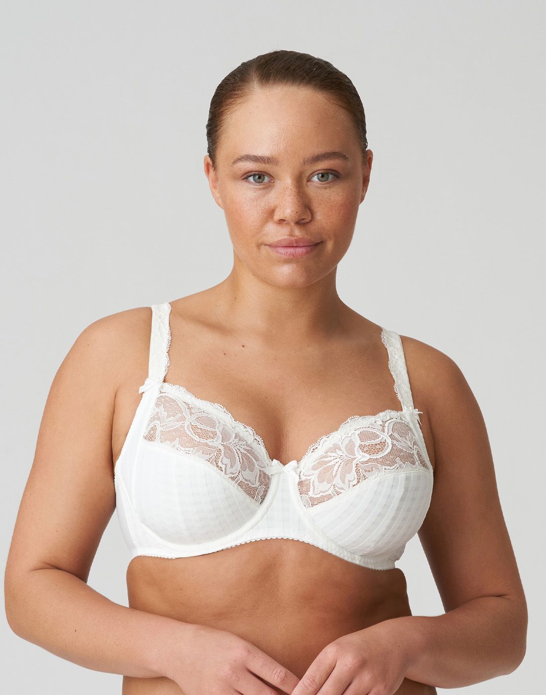 blond kvinne i hvit BH med blonder