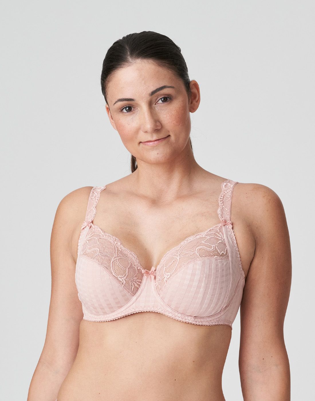 Madison Powder Rose2 mørk kvinne i rosa BH med blonder