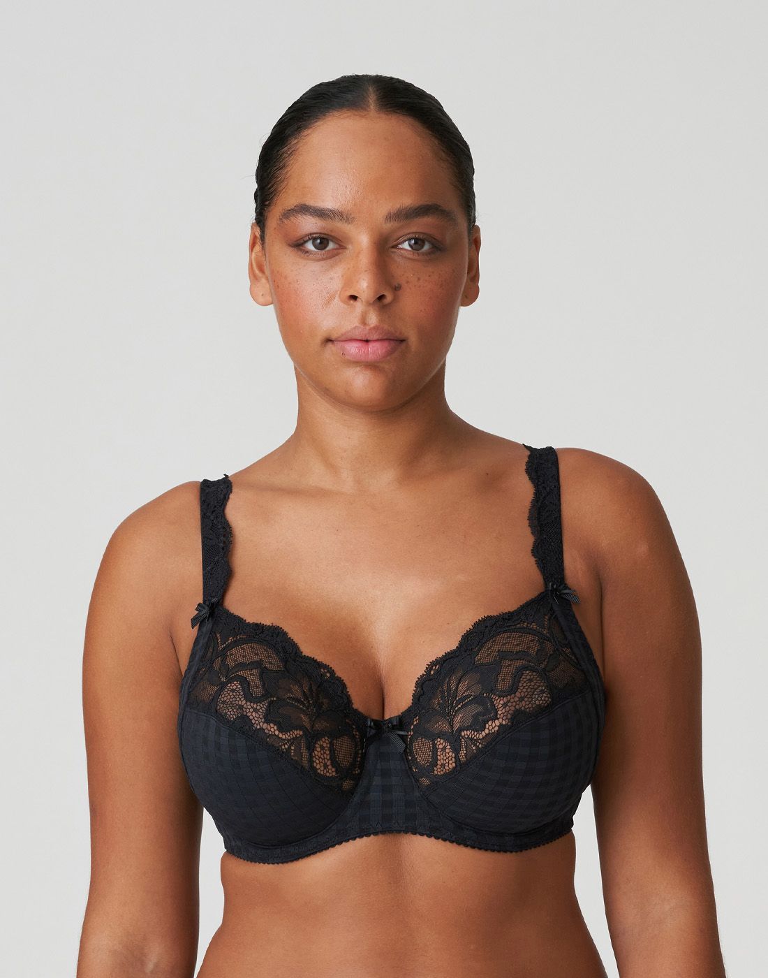 Madison Svart1 mørk kvinne i svart BH med blonder