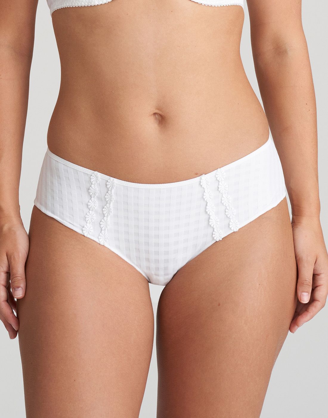 jente i hvit hipster med rutete mønster og blomsterdetaljer