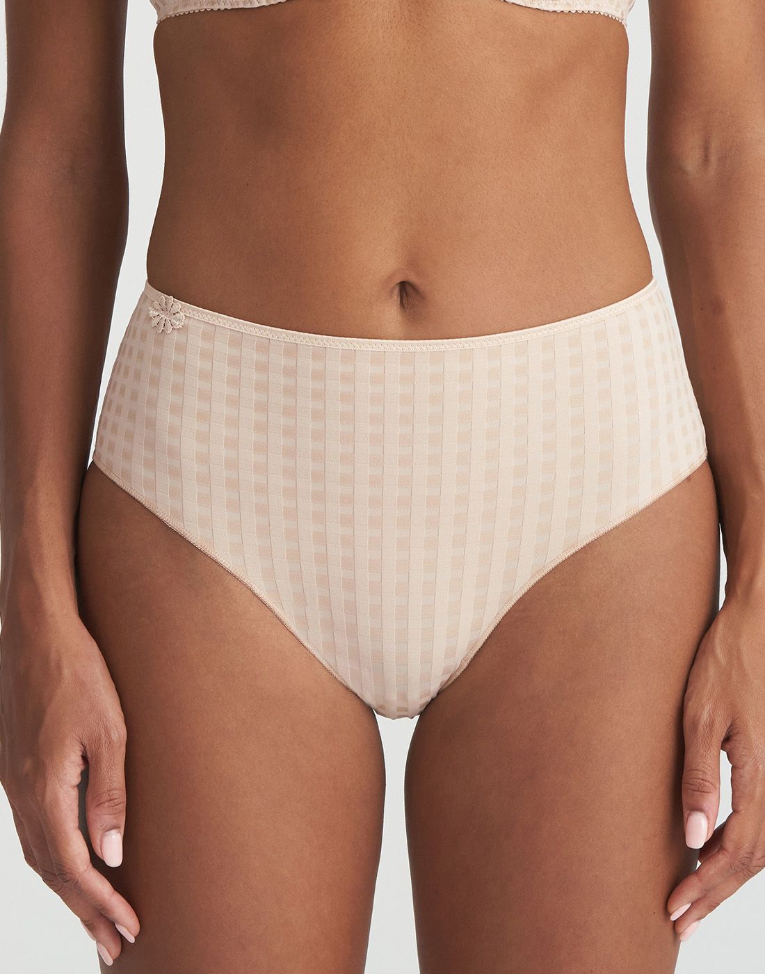 Marie Jo Avero Høy Truse Caffe Latte jente i beige high waist truse med rutete mønster
