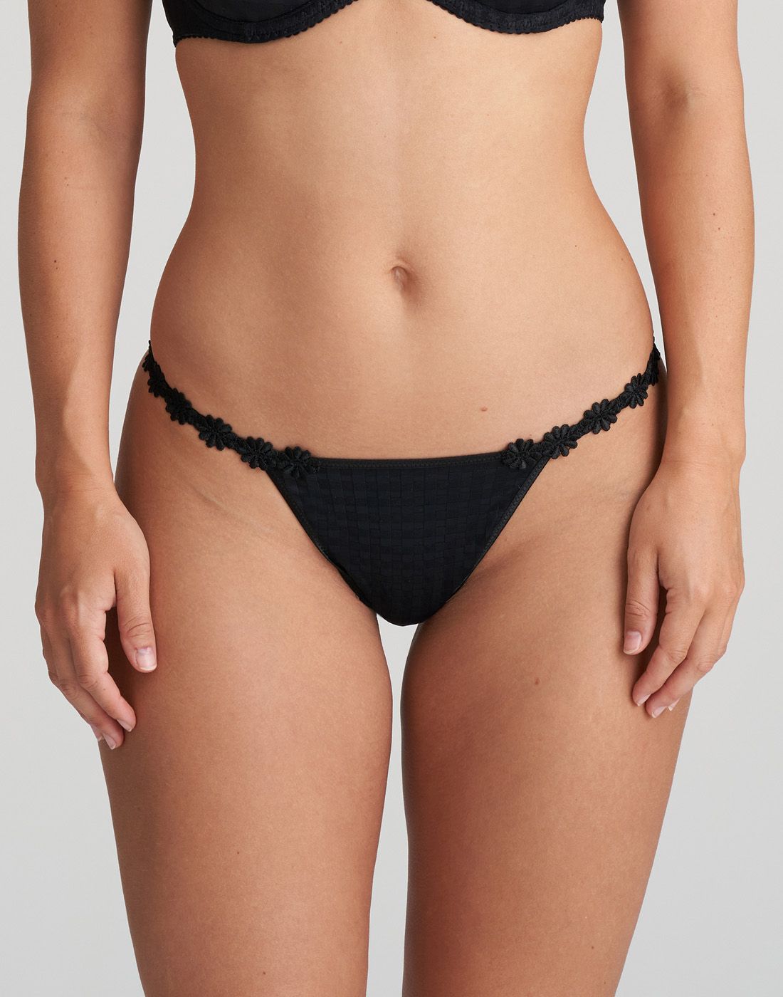 Marie Jo Avero String Svart1 jente i svart stringtruse med blomster på sidene