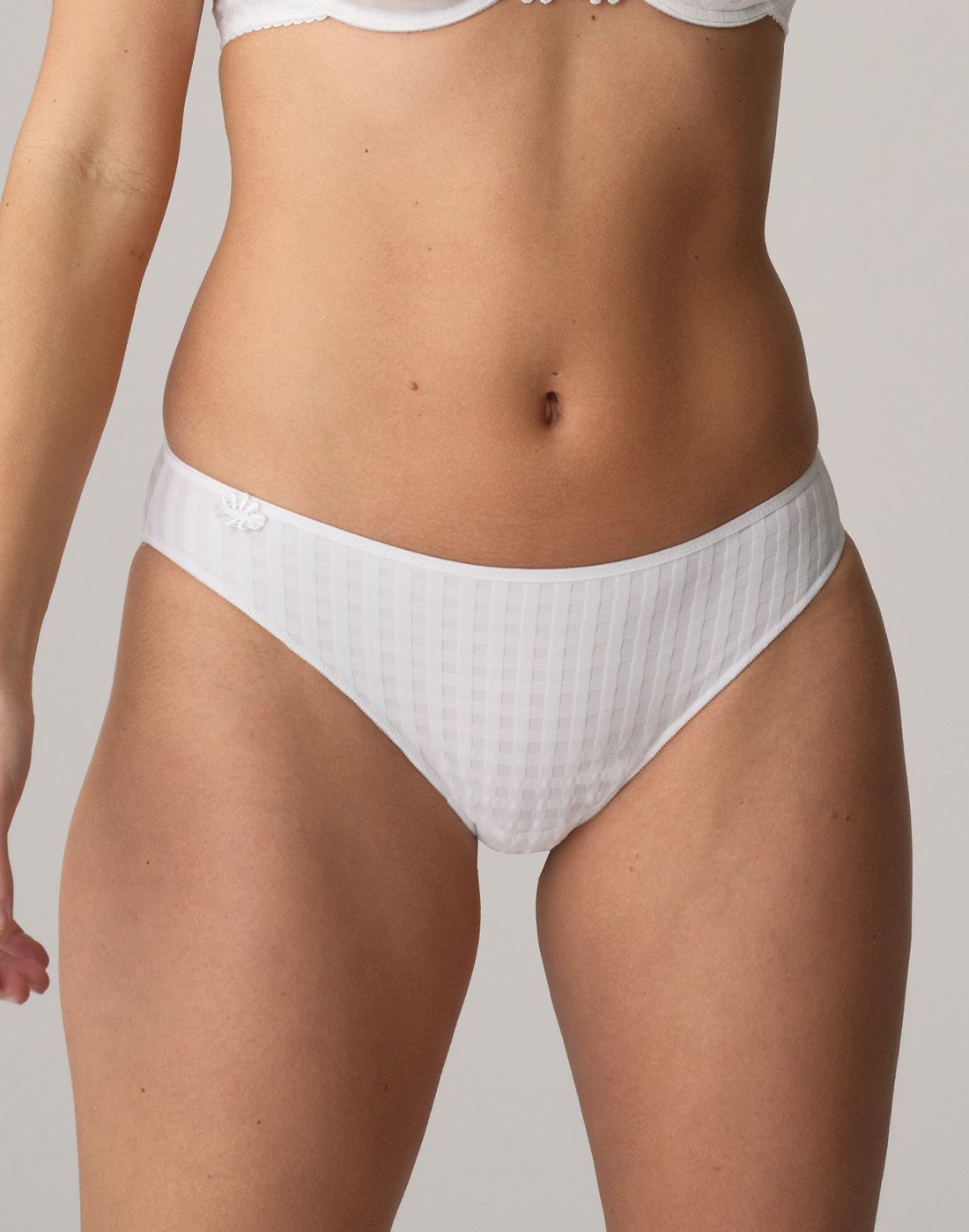 jente i hvit truse med rutete mønster