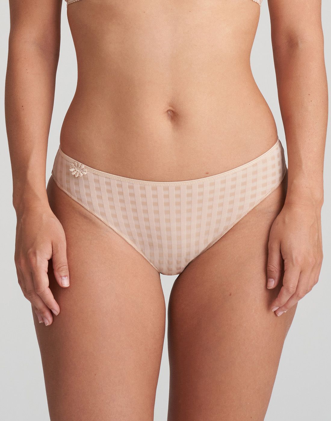 kvinne i beige truse med rutete mønster