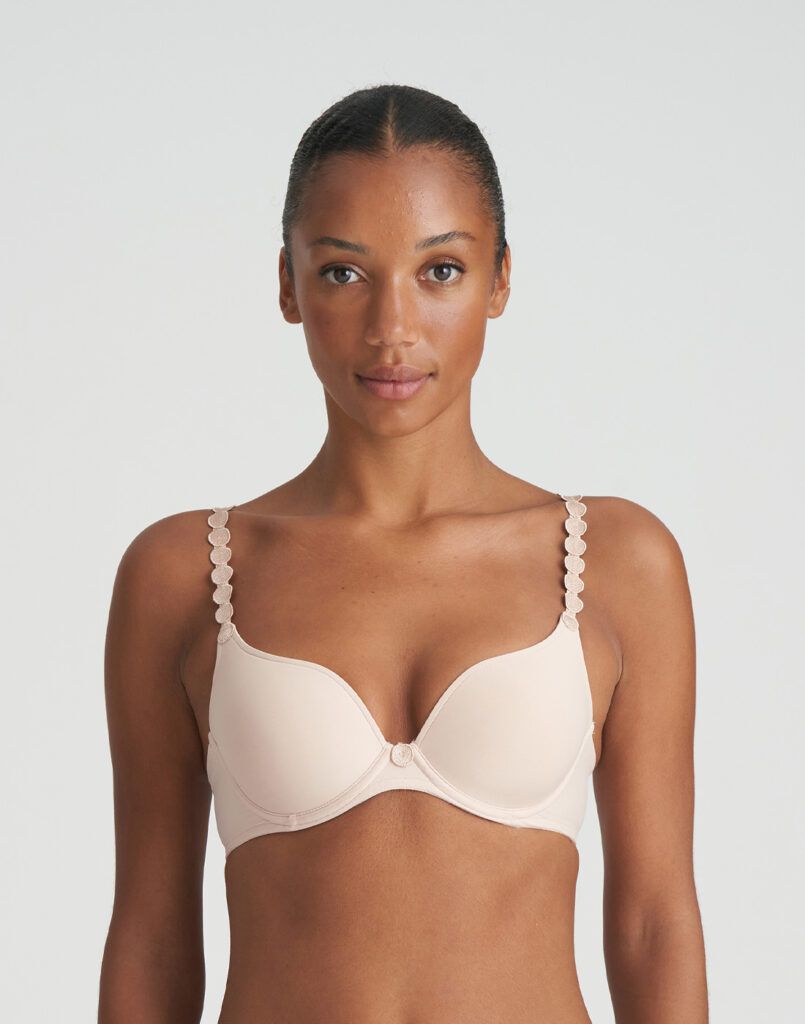 jente i beige BH med rundinger på stroppene