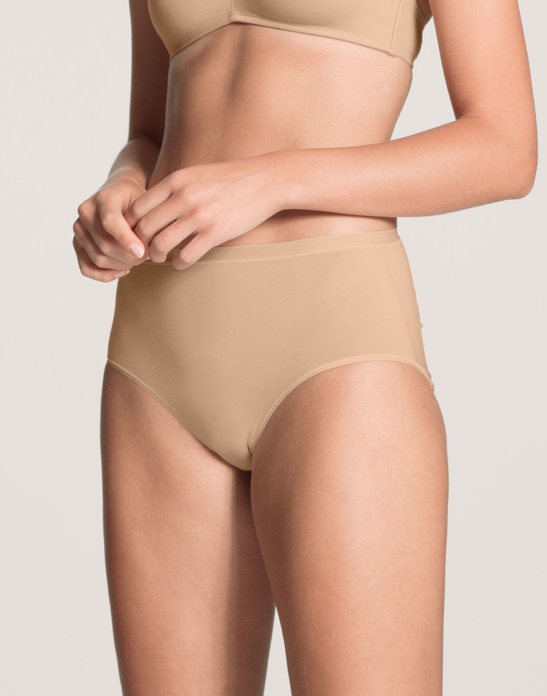 Natural Comfort Truse beige High Waist1 jente i beige high waist bomull truse