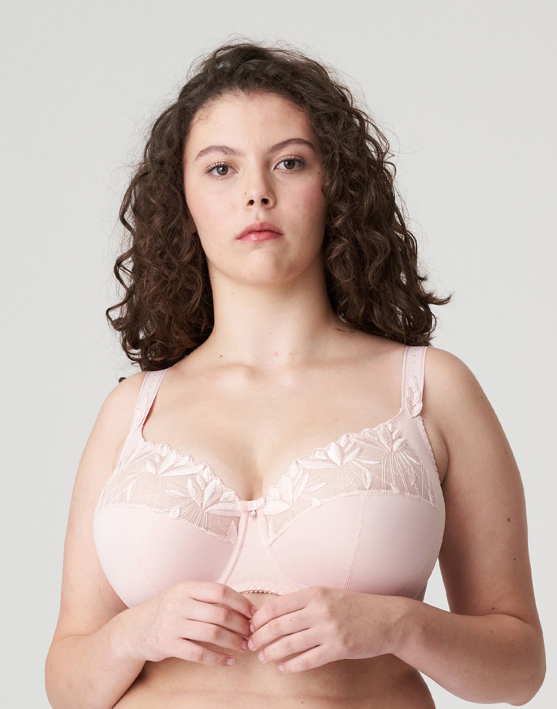 kvinne i rosa BH stor cup størrelse fra prima donna