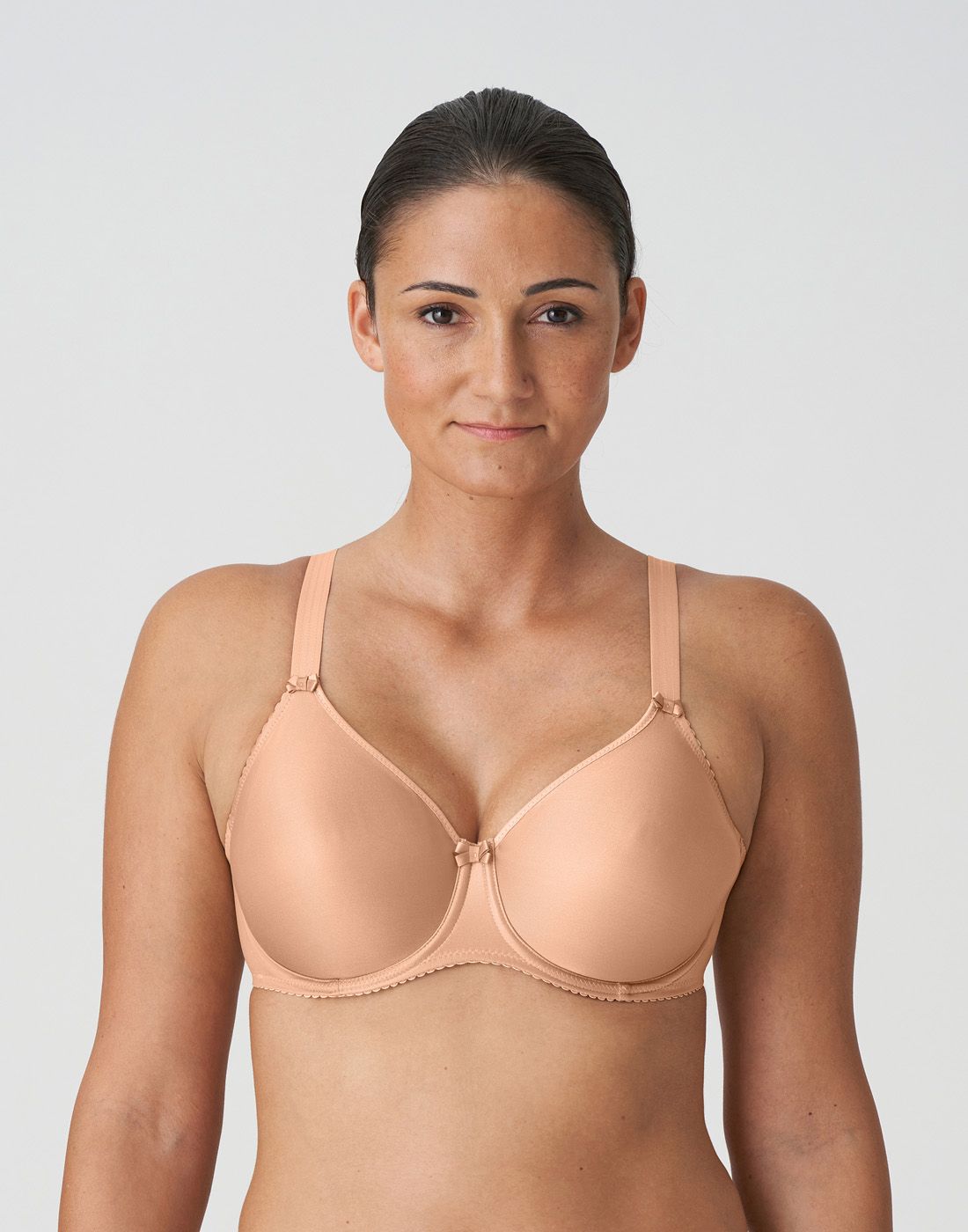 kvinne med beige BH t-skjorte