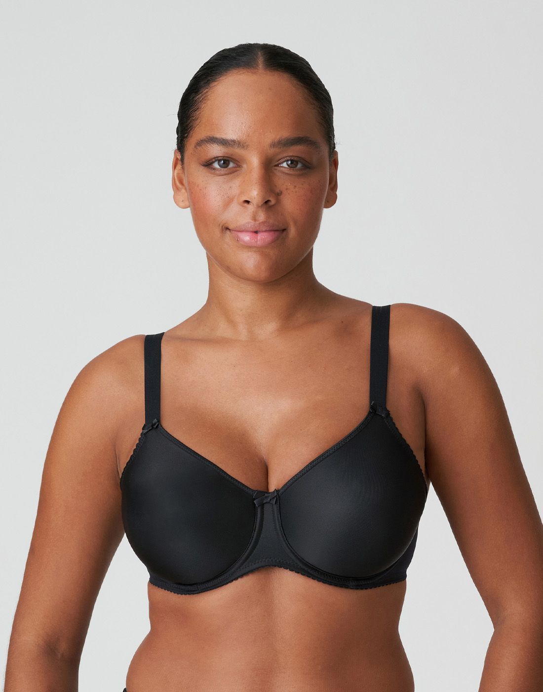 kvinne med svart t-skjorte BH