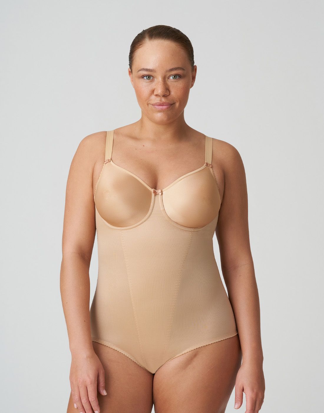 kvinne i beige body fra prima donna