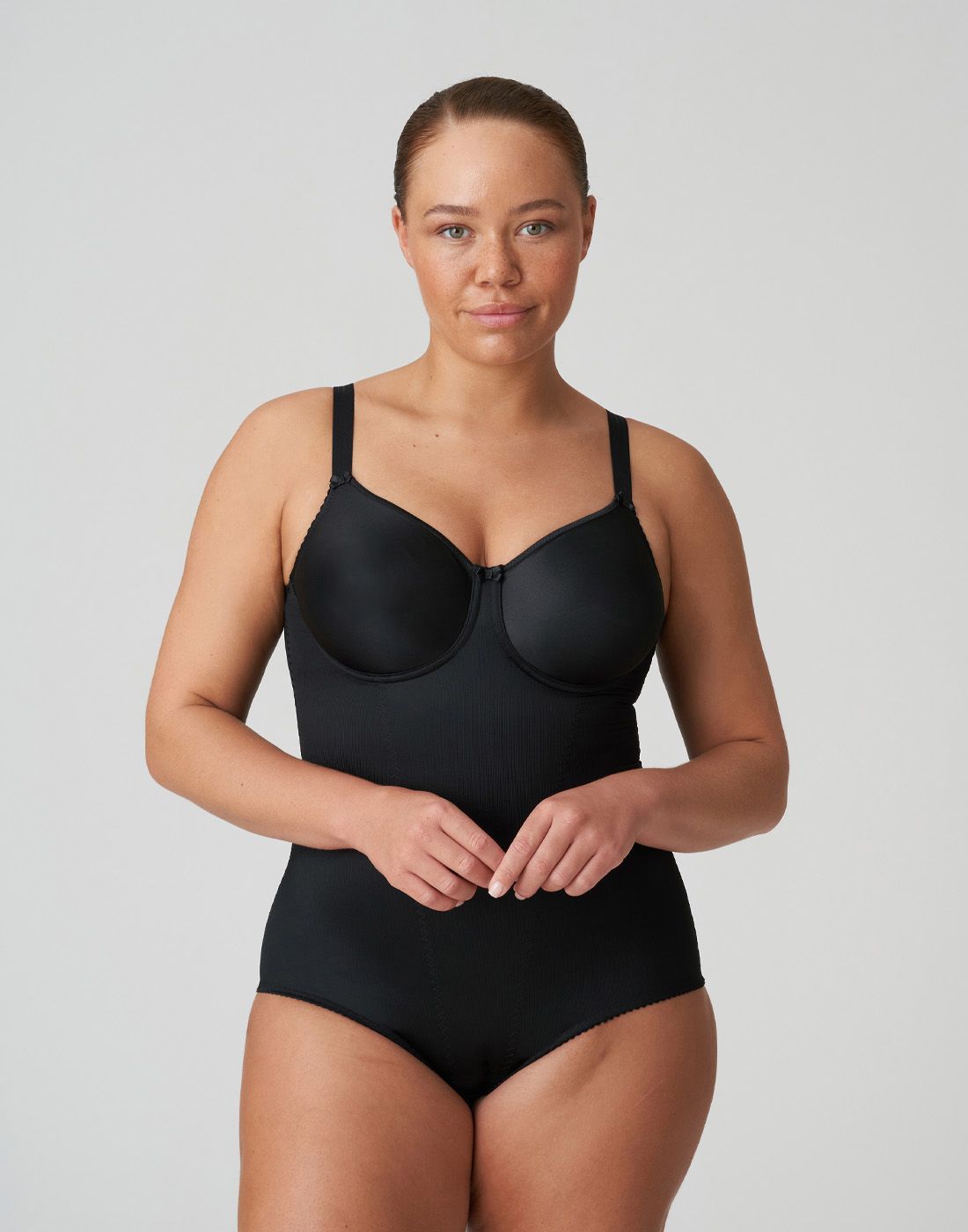 kvinne i sort body fra prima donna