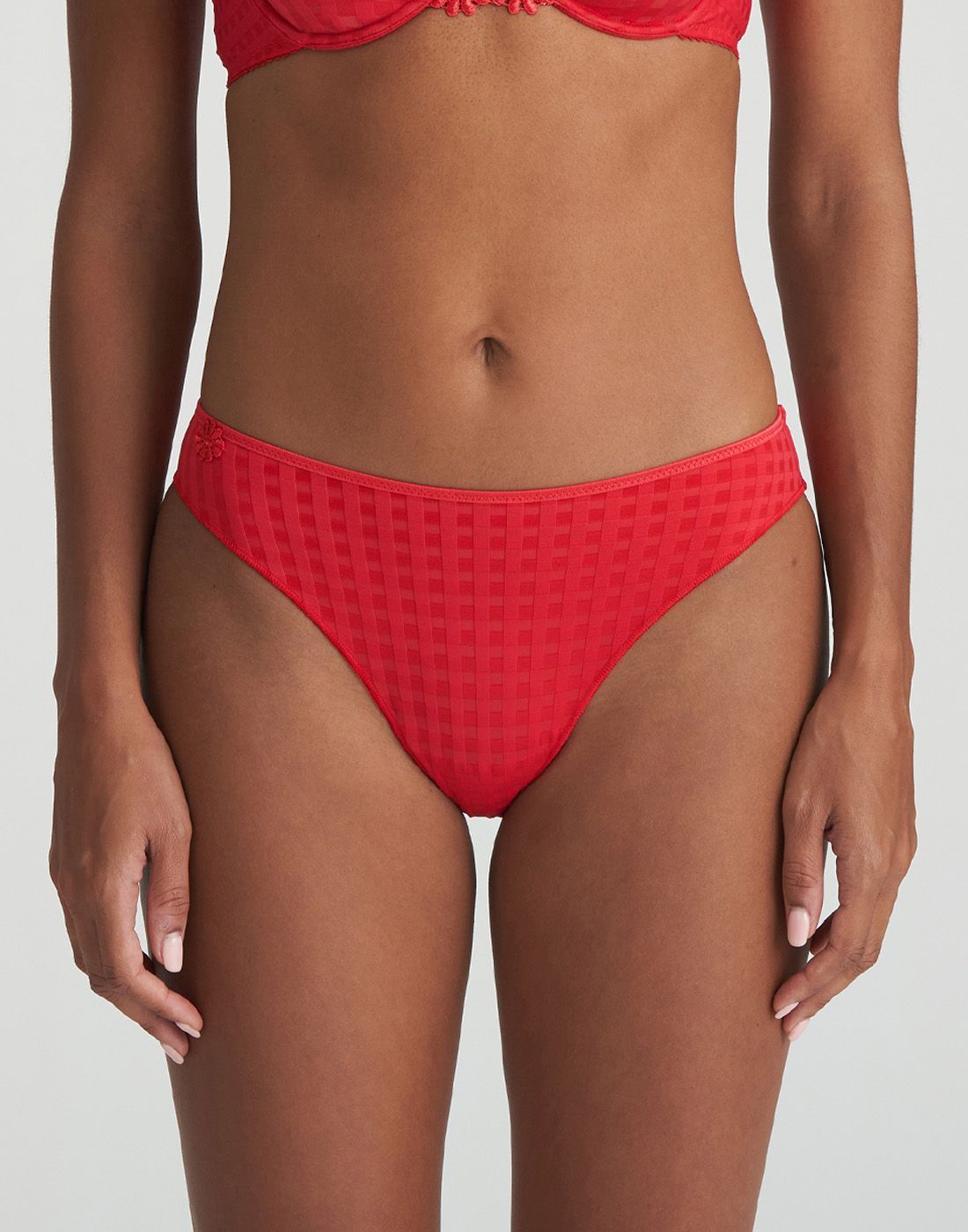 Rio Brief Avero Scarlet1 jente i rød truse med rutete mønster