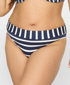 curvy kvinne i stripete blå og hvit bikini fra det svenske merket salta bad
