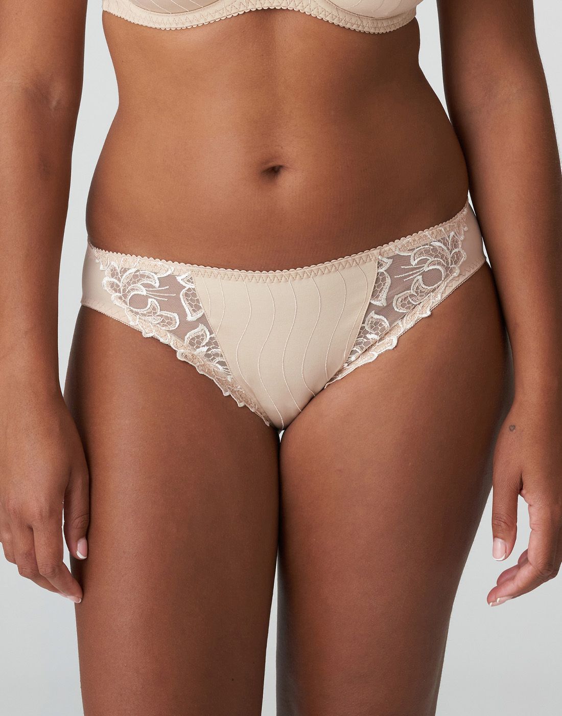 kvinne med beige blondetruse fra prima donna