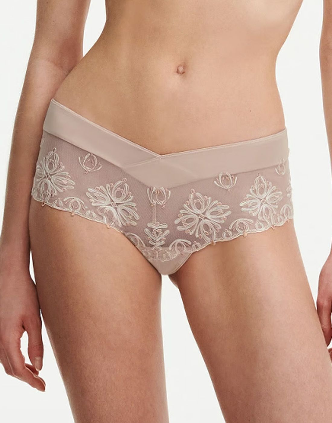 champs elysees chantelle hipster truse dune cappuccino jente i beige hipster truse med blonder fra chantelle