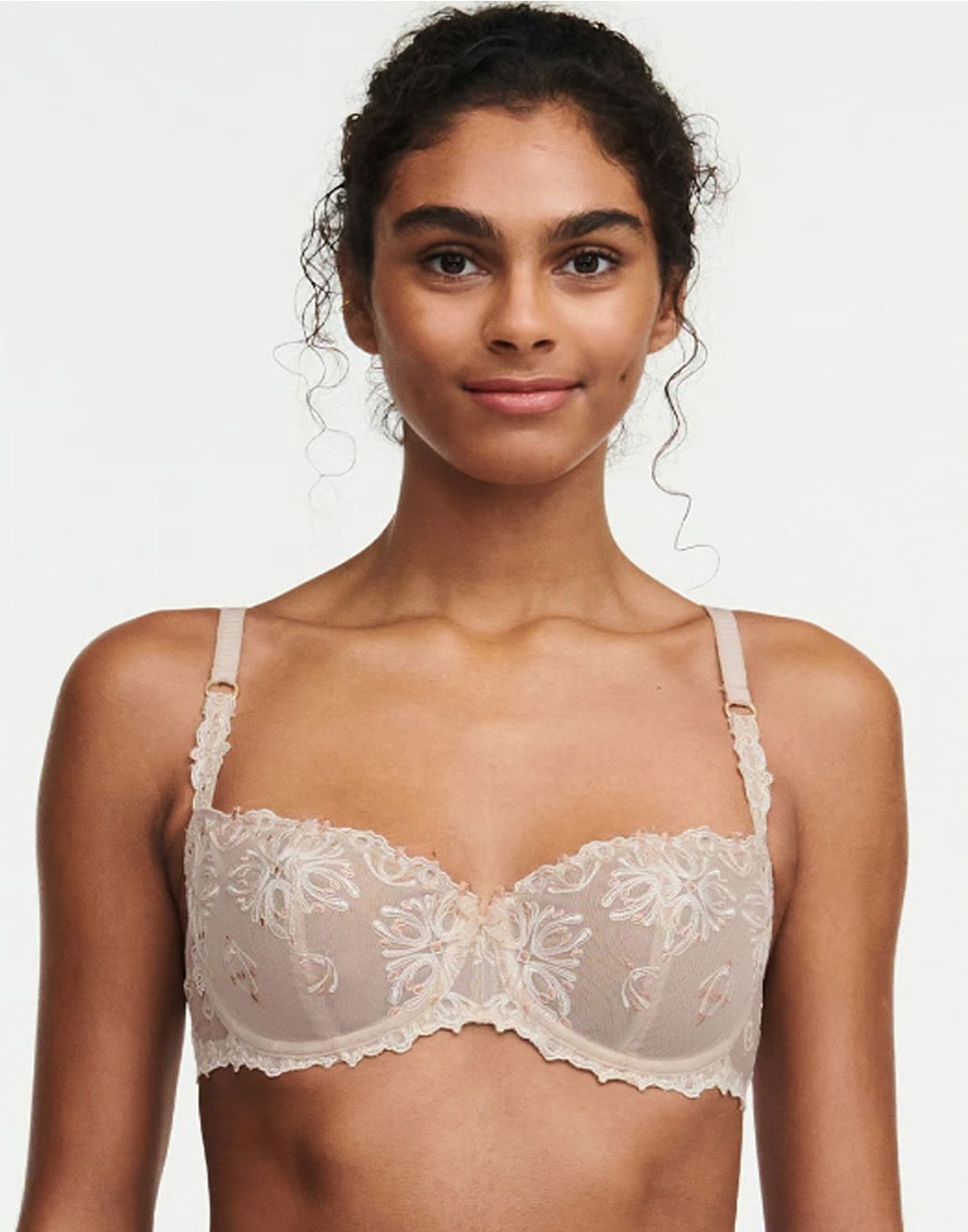 chantelle champs elysees balconette BH dune cappuccino jente i beige grå balconette BH med blonder fra chantelle