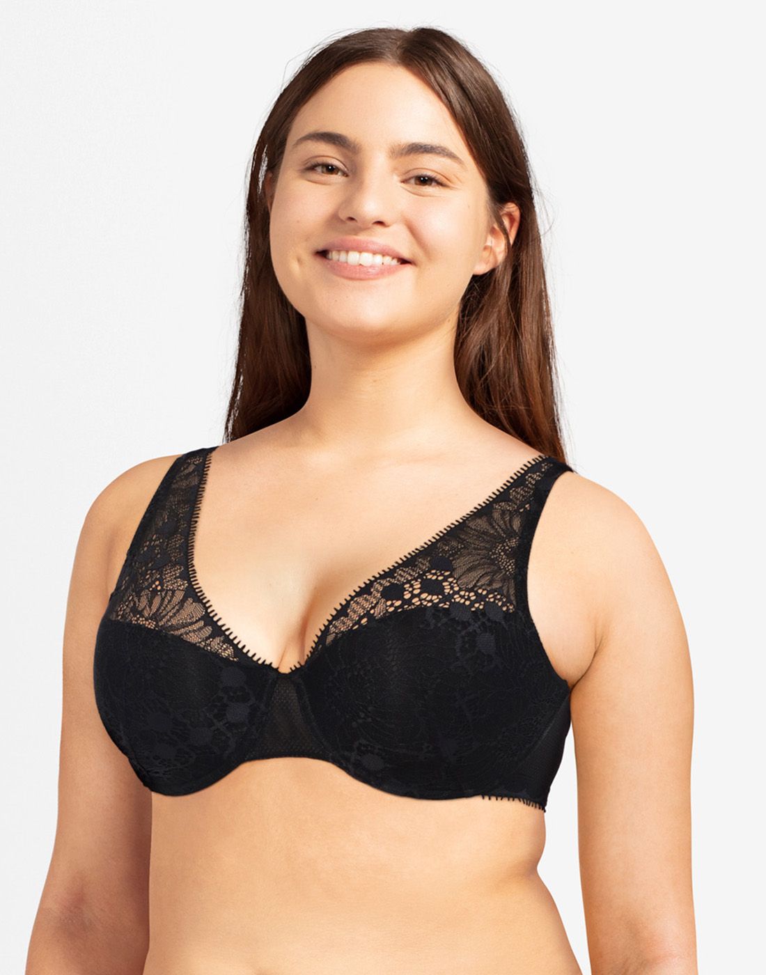 jente i svart plunge spacer BH med blonder fra chantelle