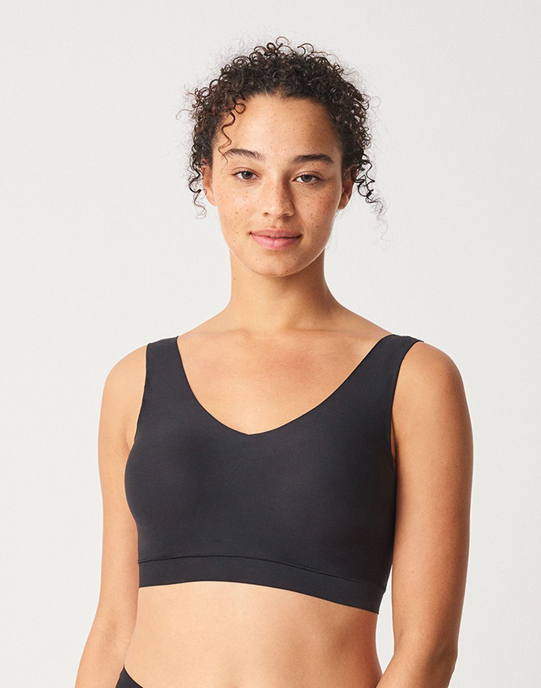 kvinne i sort BH topp fra chantelle