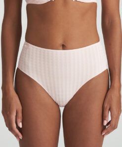 jente i rosa high waist truse med rutete mønster