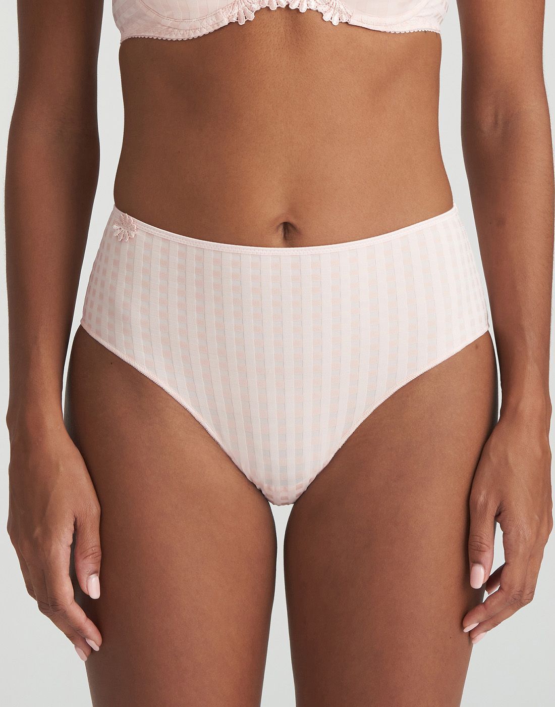 jente i rosa high waist truse med rutete mønster