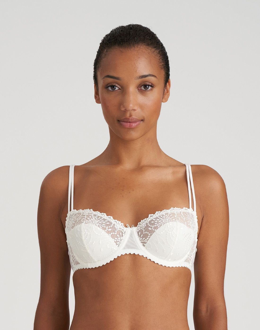 marie jo jane balconette BH natur3 Jente i hvit balconette BH med blonder fra marie jo