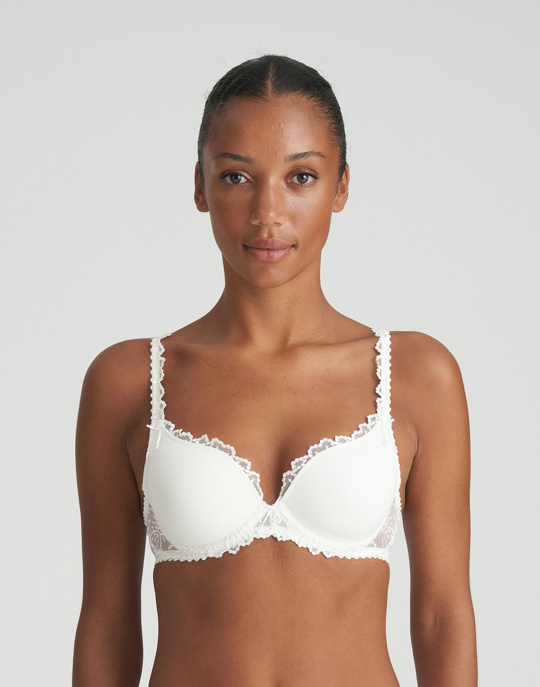 marie jo jane heartshape BH natur3 jente i hvit BH med blonder fra marie jo