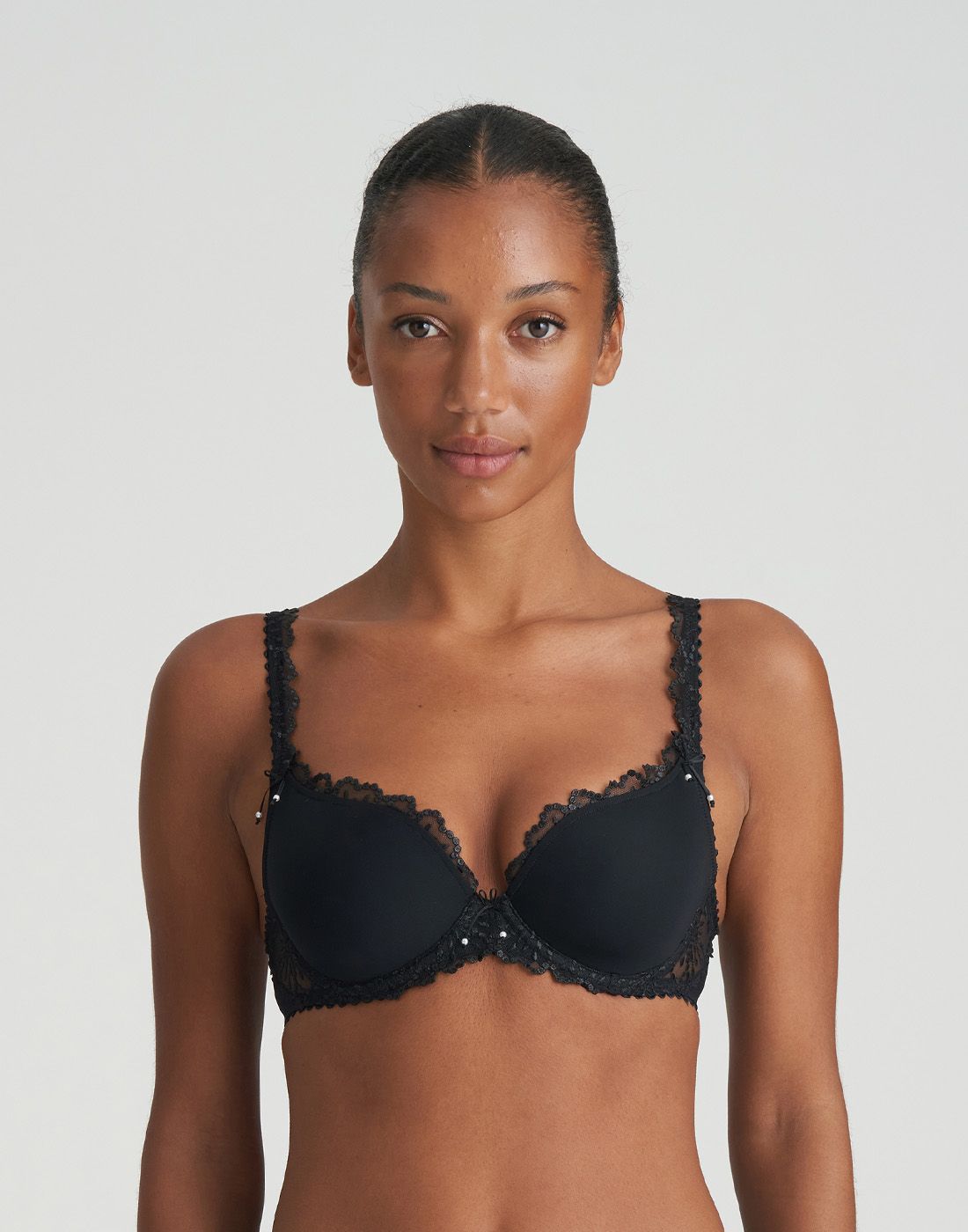 marie jo jane heartshape BH svart2 jente i svart heartshape BH med blonder fra marie jo