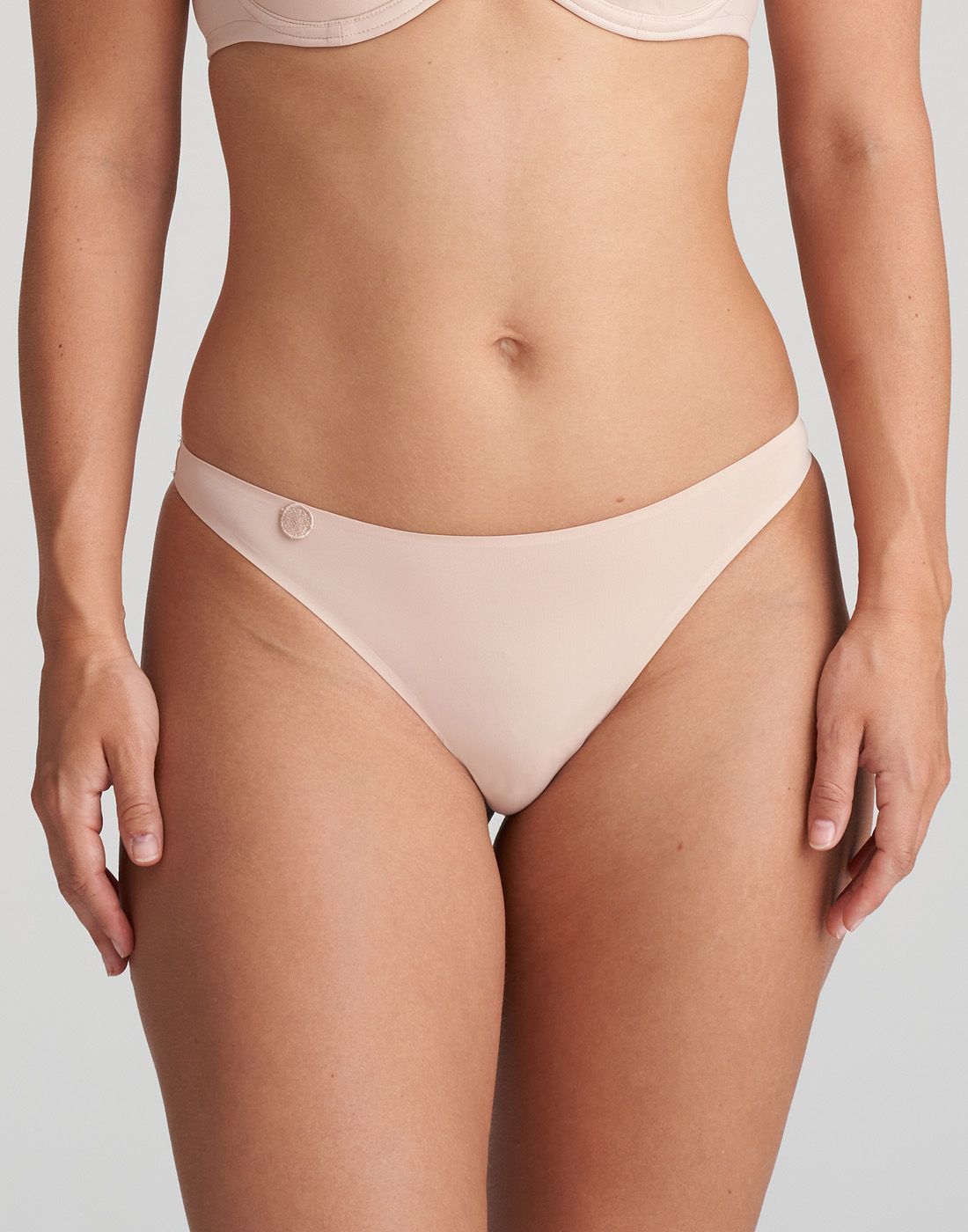 jente i beige stringtruse sømløs fra marie jo